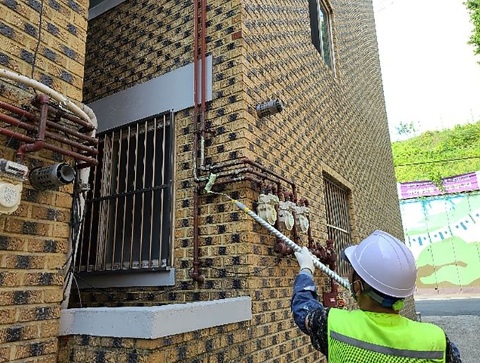 성남시 주택 도시가스 배관에 특수형광물질 도포 작업 중