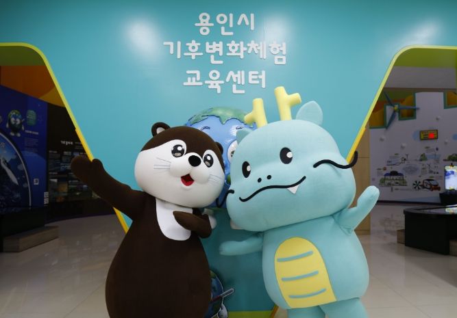 용인시 공식 캐릭터 조아용과 삼성전자 ESG 마스코트 달수가 환경보호 콘텐츠 촬영을 위해 기후변화체험교육센터에서 만났다.