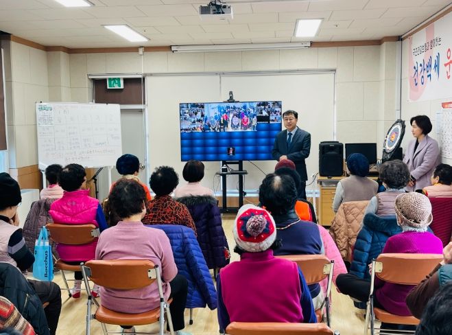 송상훈 과학기술정보통신부 정보통신정책관이 부천시 소새울 스마트경로당을 방문해 이용 어르신들의 의견을 경청하고 있다.