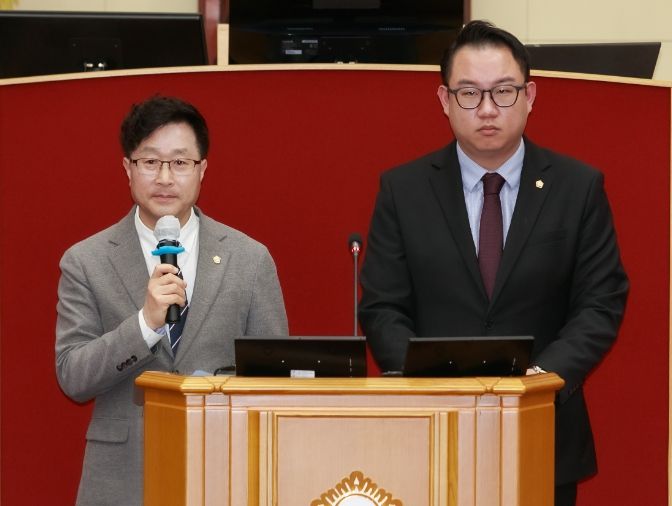 3월 14일 부천시의회 전원이 ‘부천시 과학고 설립 지지 결의안’을 채택했다. 결의에 동참한 여·야 의원 대표 김주삼 의원(왼쪽)과 김건 의원(오른쪽)