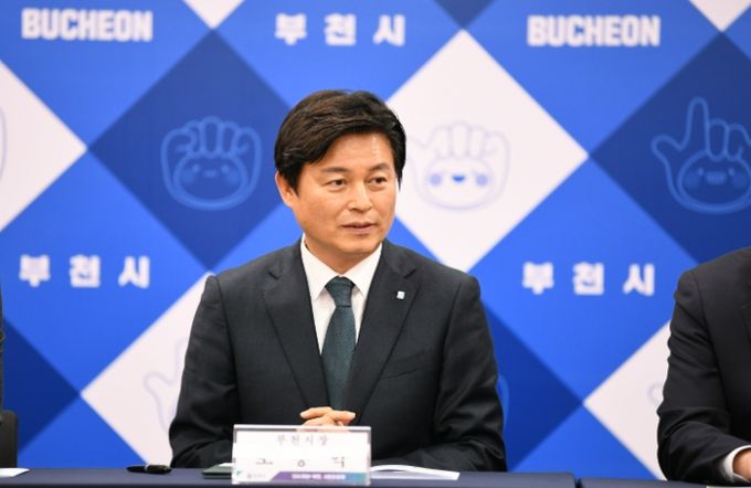 지난해 12월 15일 ‘부천시 과학고 설립을 위한 공동 업무협약(MOU)’ 참석한 조용익 부천시장