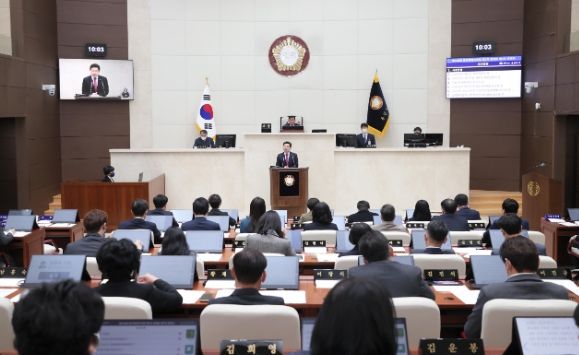 이상일 용인특례시장이 5일 제268회 용인시의회 제2차 정례회에서 내년 시정운영 방향을 설명하고있다