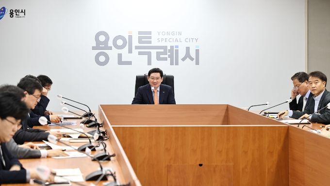 이상일 용인특례시장이 3월 27일 시청 영상회의실에서 간부공무원회의를 주재하고 있다