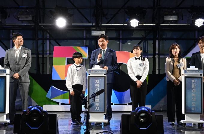 조용익 부천시장이 비전 선포식 개최에 앞서 비전 선포의 배경을 설명하고 있다.