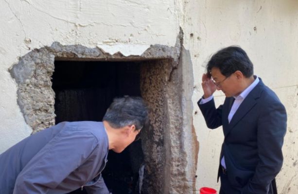 엄진섭 부시장(오른쪽)과 김광식 안전담당관(왼쪽)이 풍무동아파트의 옹벽 탈착 부분을 살피고 있다.