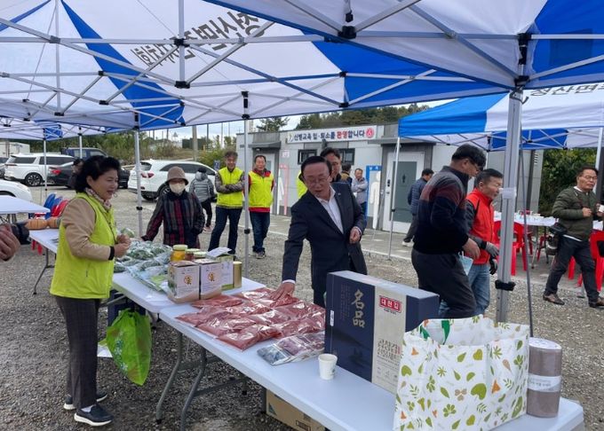 청산면주민자치위원회, 취약계층 난방비 지원 위한 파머스마켓 바자회