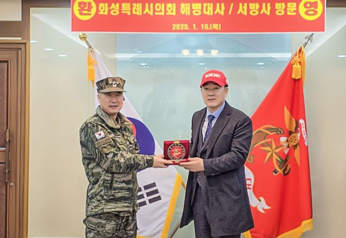 화성특례시의회 배정수 의장(오른쪽)