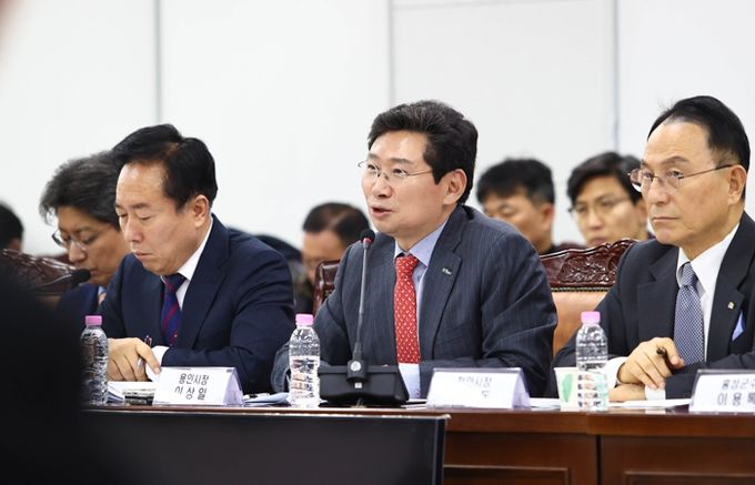 2024년 12월 12일 이상일 용인특례시장이 국토교통부 세종청사 대회의실서 열린 '제7차 국가산단 범정부 추진지원단 회의'에서 '용인 첨단시스템반도체 국가산업단지' 성공을 위한 의견을 제안하고 있다