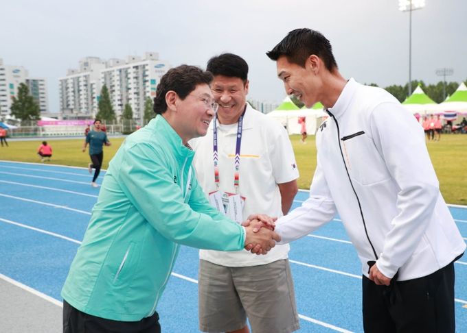 이상일 용인특례시장이 29일 경북 구미에서 열린 '제26회 구미아시아육상경기선수권대회'에서 우상혁 선수를 만나 격려했다.
