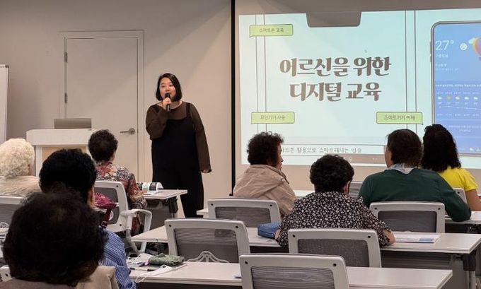 1. 천안시가 실버세대를 위한 디지털 교육을 진행하고 있다.