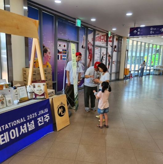 ‘대왕님표 여주쌀’, 2025 진주국제여자배구대회서 현장 홍보 부스 이벤트 성료