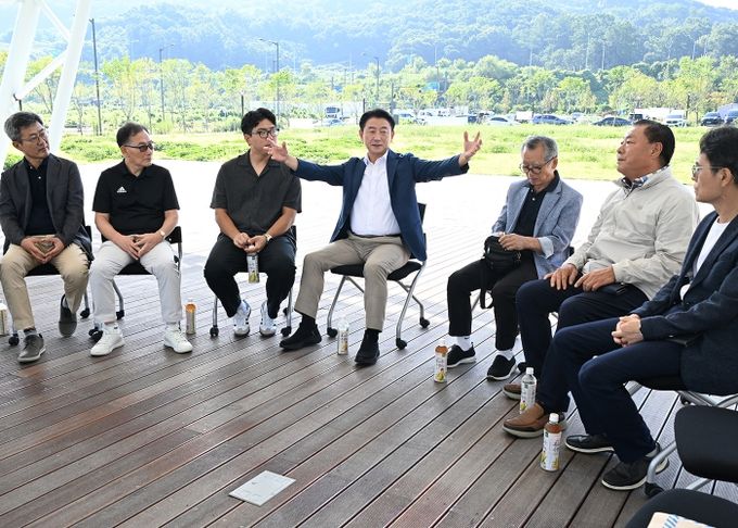 김동근 시장이 9월 3일 복합문화융합단지 현장을 방문해 주민들과 간담회를 갖고 있다.