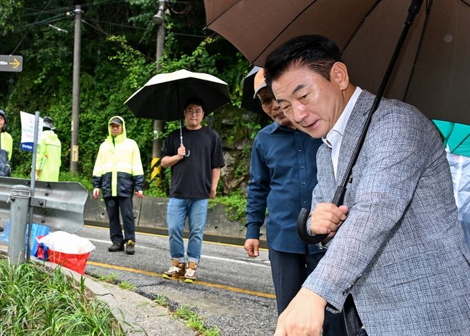김동근 시장이 9월 4일 경관 정비를 마친 자일동 생태마을 진입로 현장을 점검하고 있다.