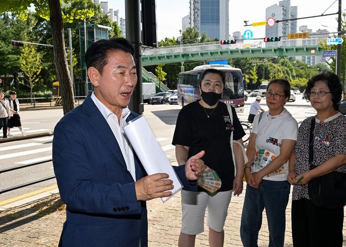 김동근 시장이 9월 3일 금오육교(금오동 107-1 일원) 앞 횡단보도 설치 현장 점검한 뒤 주민들과 소통하고 있다.