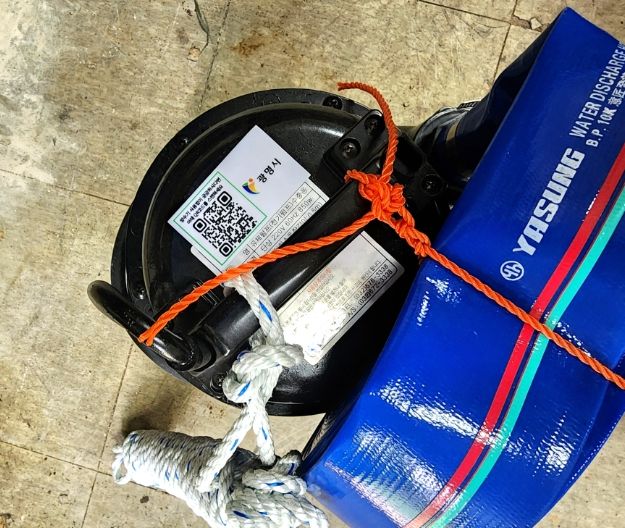 큐알(QR)스티커가 부착된 양수기.