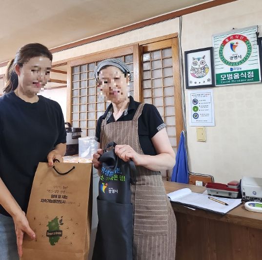 지난 3일부터 4일까지 '남은 음식 재사용 안하기'를 실천하는 관내 모범음식점 45곳에 다회용 앞치마를 배부했다.