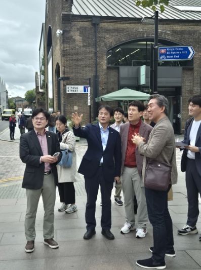 런던 콜 드롭스 야드(Coal Drops Yard)에서 도시재생 현장 세미나를 진행하고 지속가능한 도시에 대해 논의를 나누고 있는 이동환 고양특례시장과 협의회 방문단(왼쪽부터 김병수 김포시장, 이동환 고양특례시장, 이강덕 협의회 회장(포항시장), 김정후 박사)