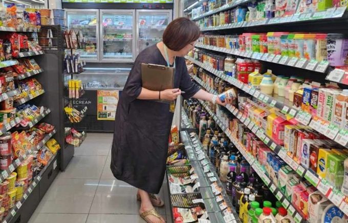 어린이 식품안전 보호구역 내 업체를 점검하는 모습.