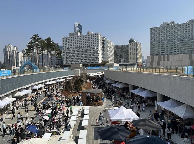 경기도담뜰에 많은 인원이 통행하고 있다