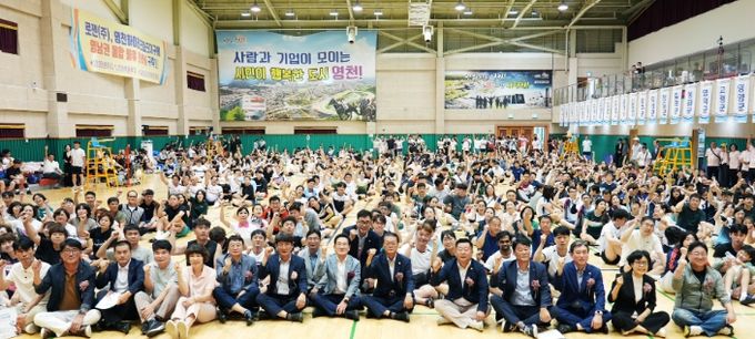 지난 7일 생활체육관에서 열린 제16회 스타영천 오픈 배드민턴대회 개회식에서 참가자와 내빈들이 함께 파이팅을 외치고 있다.