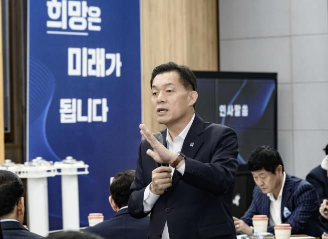 이재준 수원시장이 ‘수원시 새로운수원위원회’ 전체회의에서 발언하고 있다.