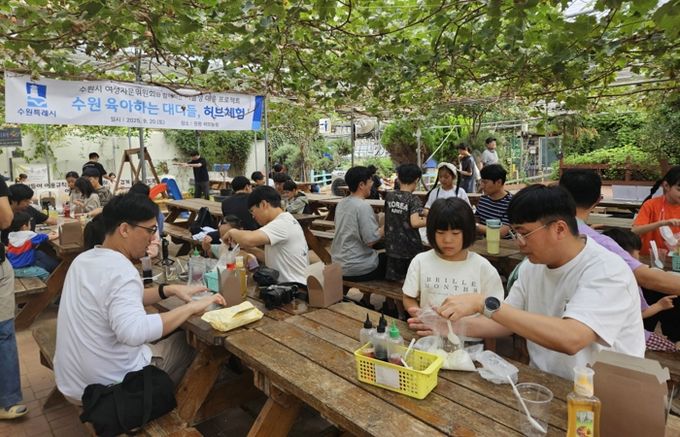 수원 육아하는 대디들에 참여한 가족들이 비누 만들기 체험을 하고 있다.