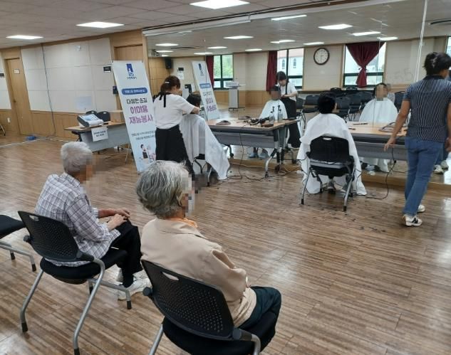 수원시 영통구 영통2동 지역사회보장협의체 '영통2동 행복미용실' 진행