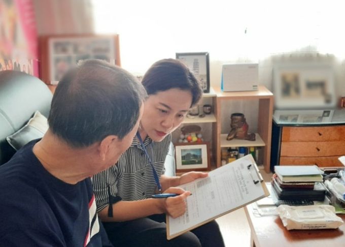 공공임대주택 입주 가구를 방문해 주거상향 만족도 조사를 하고 있다.