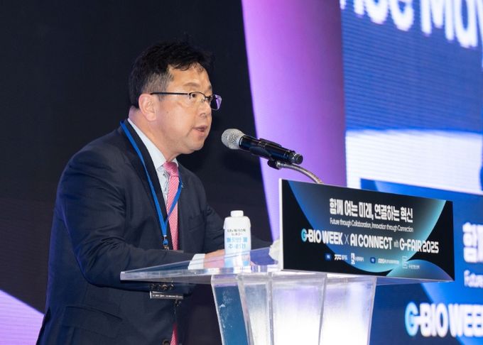 김현수 제1부시장이 광교 양자 바이오 서밋 개막식에서 인사말을 하고 있다.