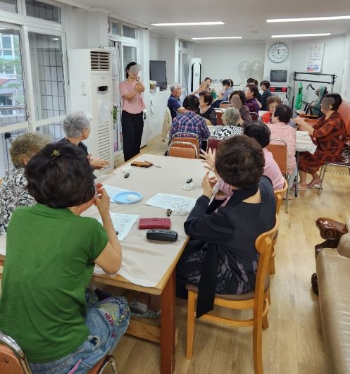 수원시 영통구 영통1동 주민자치회, 어르신과 함께하는 업사이클링 체험 실시