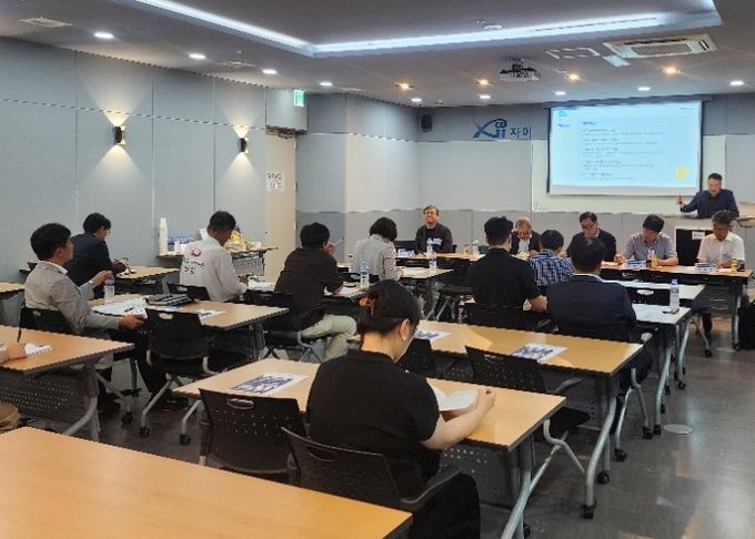 지난 24일 광명역 자이타워 대강당에서 '기업ON(온)광명, 묻고 답하는 SOS(에스오에스) 현장 간담회'가 진행 중이다.