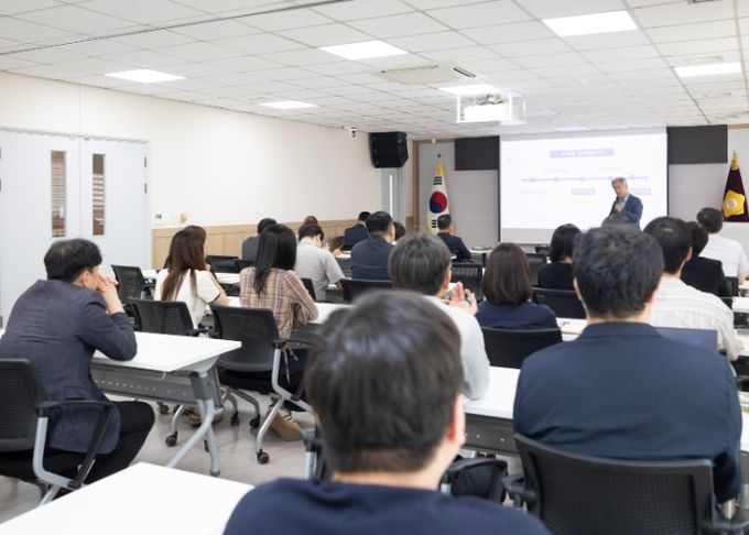 양주시의회 시의원들과 의회사무과 직원들이 청렴 교육을 받고 있다.