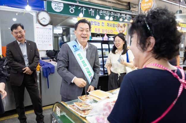 이재준 수원시장이 권선종합시장에서 장을 보고 있다.