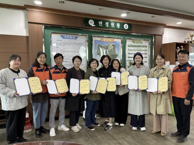 명예사회복지공무원으로 위촉된 마을함께돌봄 코디네이터들 기념 촬영 모습