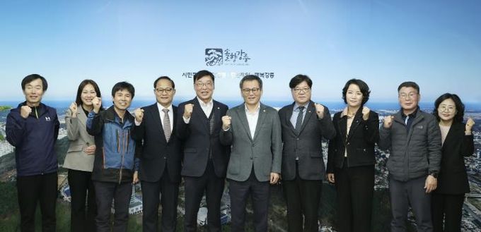 김병전 부천시의회 의장(왼쪽 다섯 번째), 오동택 부천시 행정안전국장(왼쪽 네 번째), 김홍규 강릉시장(오른쪽 다섯 번째)이 강릉시장 접견 기념 단체 사진을 촬영하고 있다.