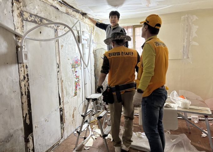 주엽동성당 라파엘천사단의 도배 봉사활동