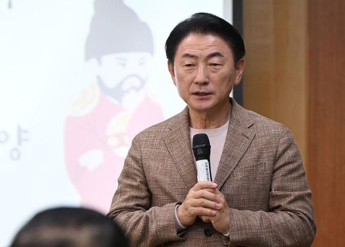 김동근 시장이 10월 27일 ‘2025년 제3기 주민자치회 통합 워크숍’에서 인사말을 하고 있다.