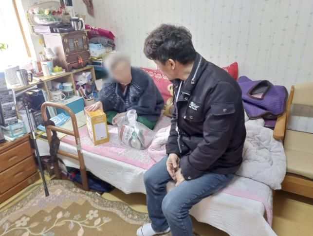 취약가구 식료품 전달 모습