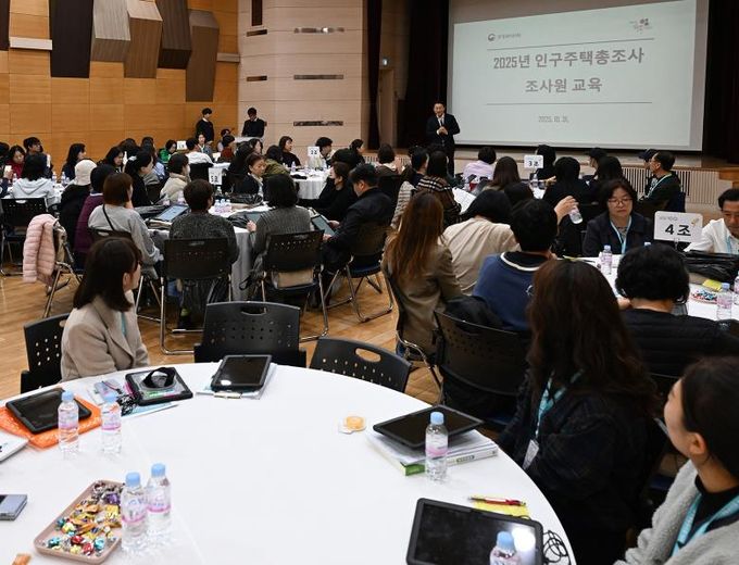 김동근 시장이 10월 31일 인구주택총조사 조사원 대상 교육에서 인사말을 하고 있다.