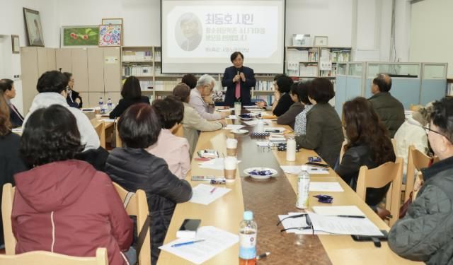 최동호 시인과 강연에 참석한 청중의 모습