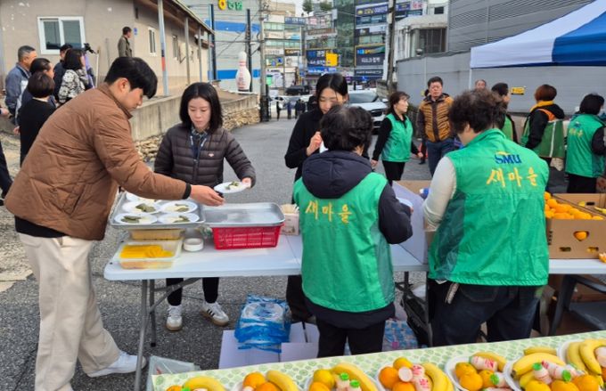 경상원이 남양주 퇴계원먹자골목상점가에서 지역 어르신들에게 짜장면 300그릇을 대접했다.
