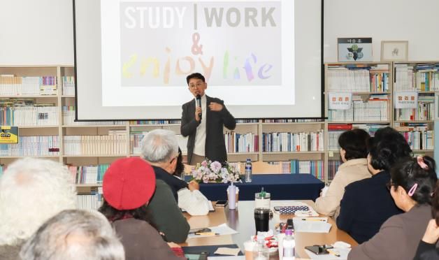 강연 중인 김민식 PD와 청중의 모습