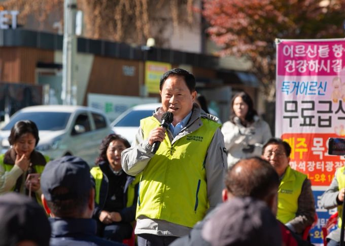 주광덕 시장, 어르신께 직접 설렁탕 배식…지역 나눔행사 참여