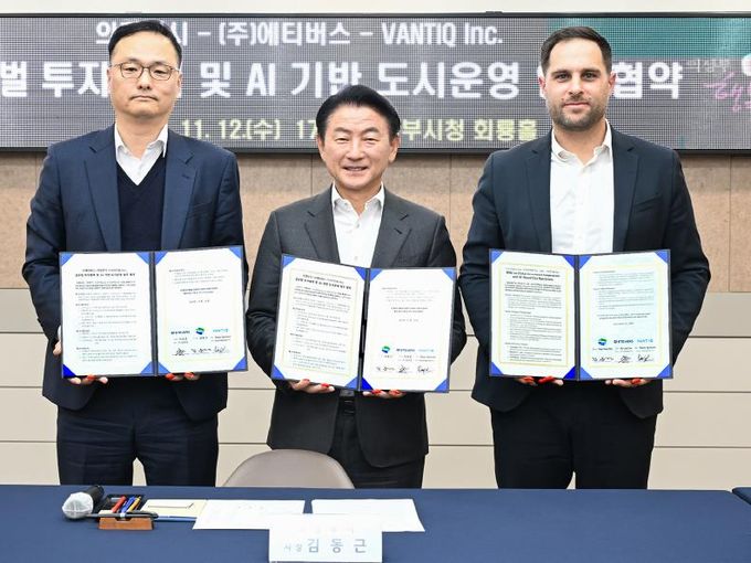 김동근 시장이 11월 12일 밴틱(VANTIQ), ㈜에티버스(Etiverse)와 ‘글로벌 투자협력 및 AI 기반 도시운영’을 위한 업무협약을 체결한 뒤 함께 기념사진을 찍고 있다.