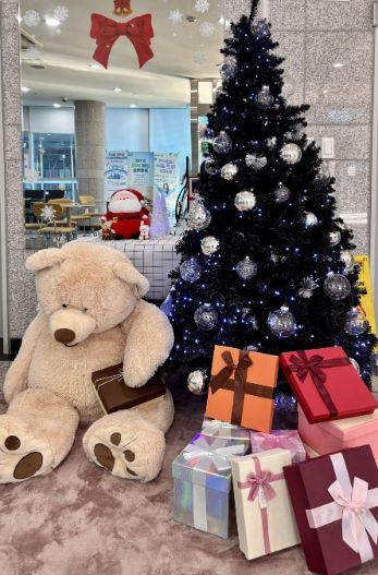 광명시 철산3동 행정복지센터는 연말연시를 맞아 주민들이 따뜻하고 희망찬 분위기 속에서 민원 서비스를 이용할 수 있도록 청사 내·외부에 크리스마스 장식을 설치했다고 19일 밝혔다.