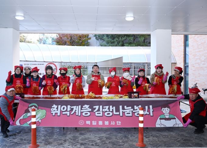 추운 날씨에도 백일홍봉사단 단원들이 인창동 행정복지센터에서 김장하고 있다.