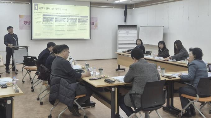 조성진 평생학습팀장이 19일 안산시평생비전센터에서 ‘제4차(2026~2030) 안산시 평생학습도시 중장기 발전계획’ 연구용역 중간보고회를 진행하고 있다.