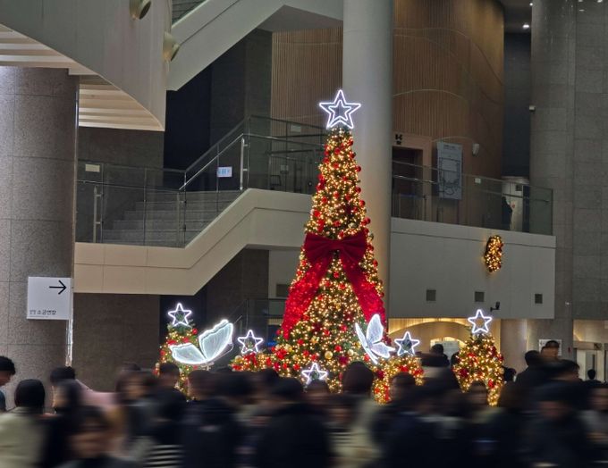 1. 천안예술의전당이 크리스마스를 맞아 대형트리를 설치했다.