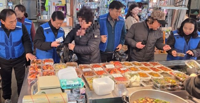 광명시 광명5동 지역사회보장협의체는 지난 20일 위원들과 1:1로 매칭된 독거어르신들이 새마을시장 내 반찬가게에서 반찬쿠폰으로 반찬을 구입하며 외출과 교류의 시간을 갖는 ‘CMS 반찬사업’을 진행했다.