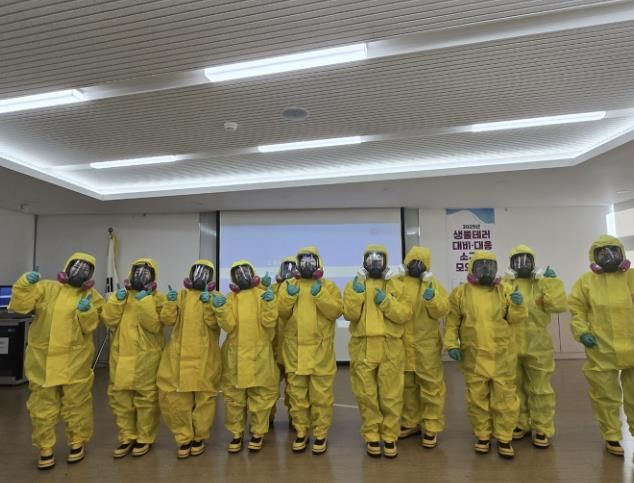 감염병 대응 실무자 등이 21일 단원보건소에서 진행된 ‘2025년 생물테러 대응 소규모 모의훈련’에서 개인 보호구를 착용하고 있다.